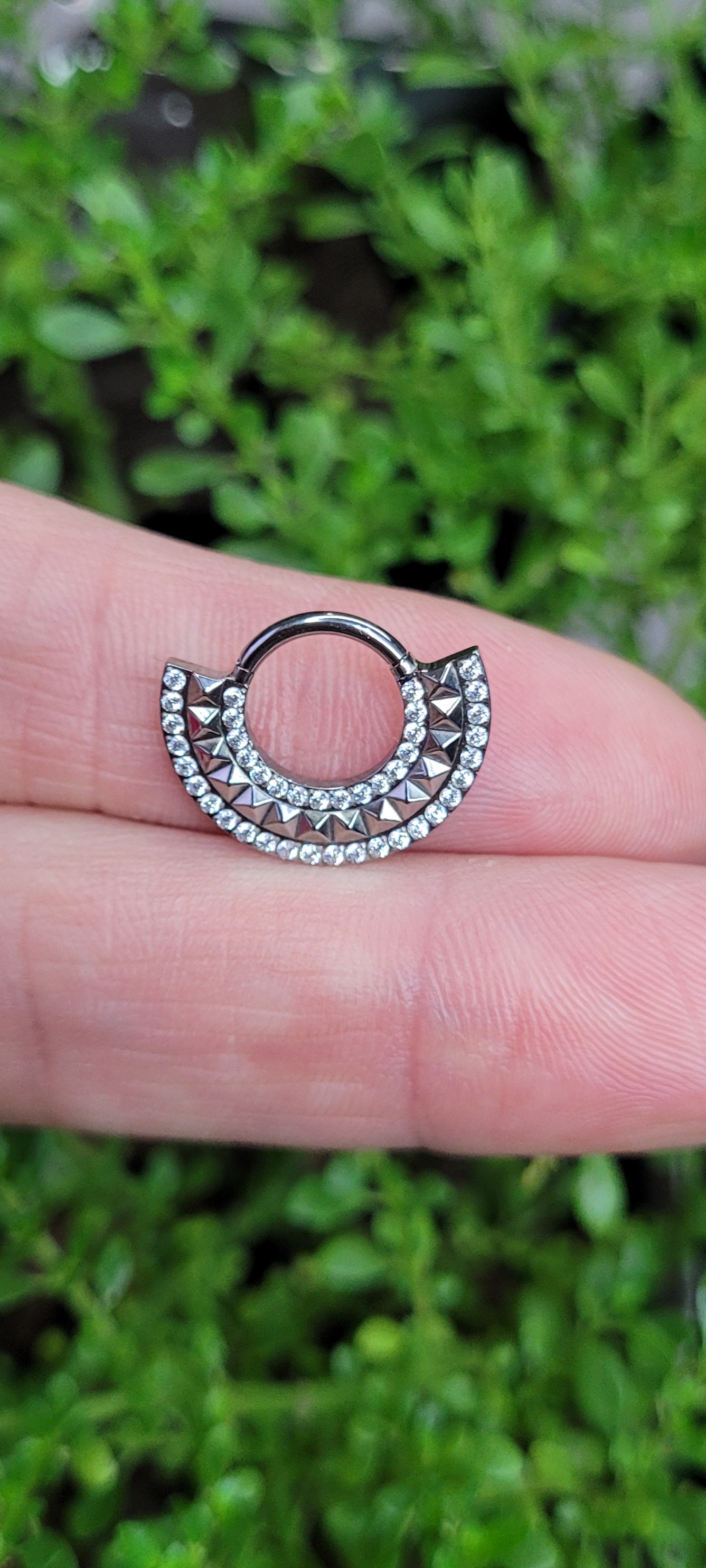 Joia em titânio prateado — modelo Argola Segmentada