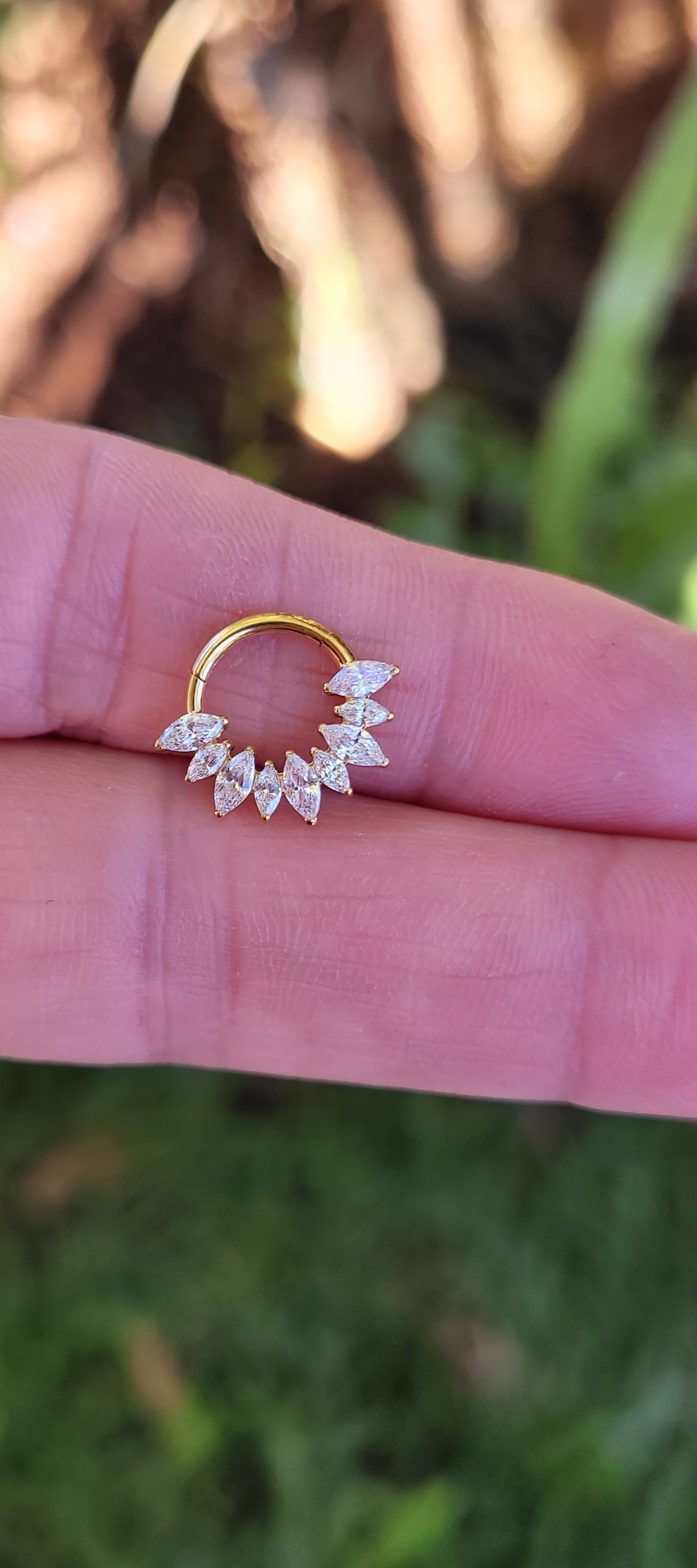 Joia em titânio PVD Gold — modelo Argola Segmentada