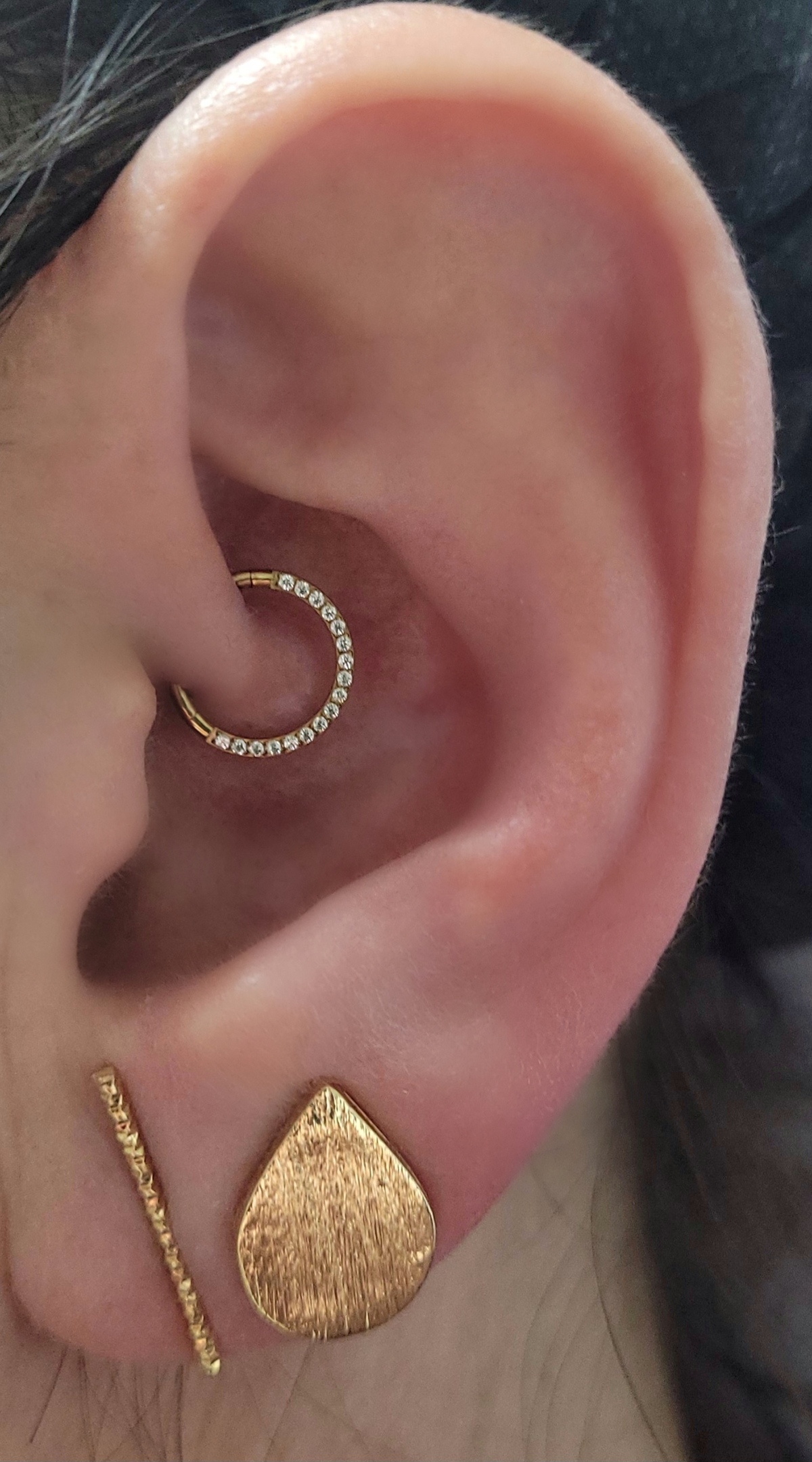 Argola cravejada no conch e joia folha no lóbulo