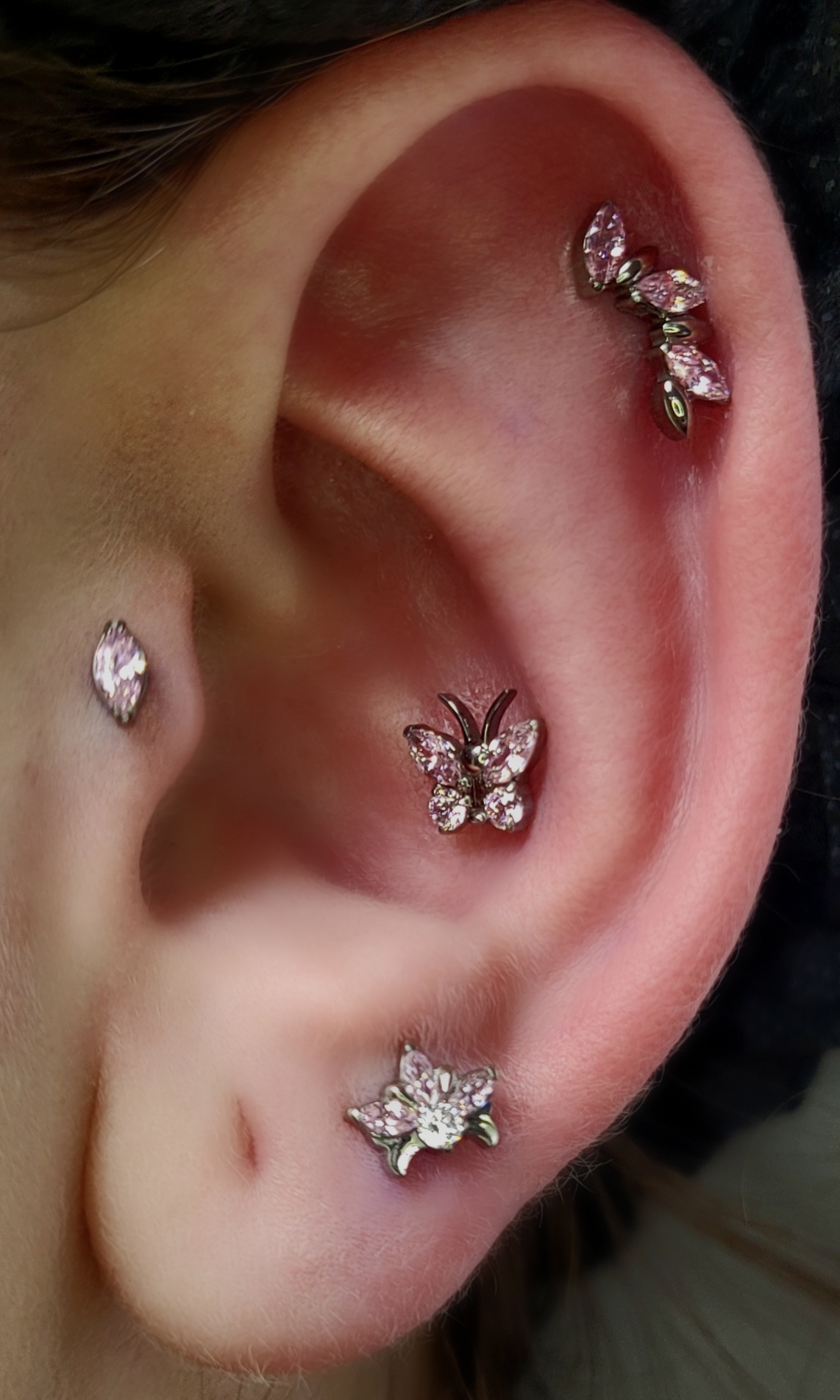 Studs cravejados variados na cartilagem e lóbulo