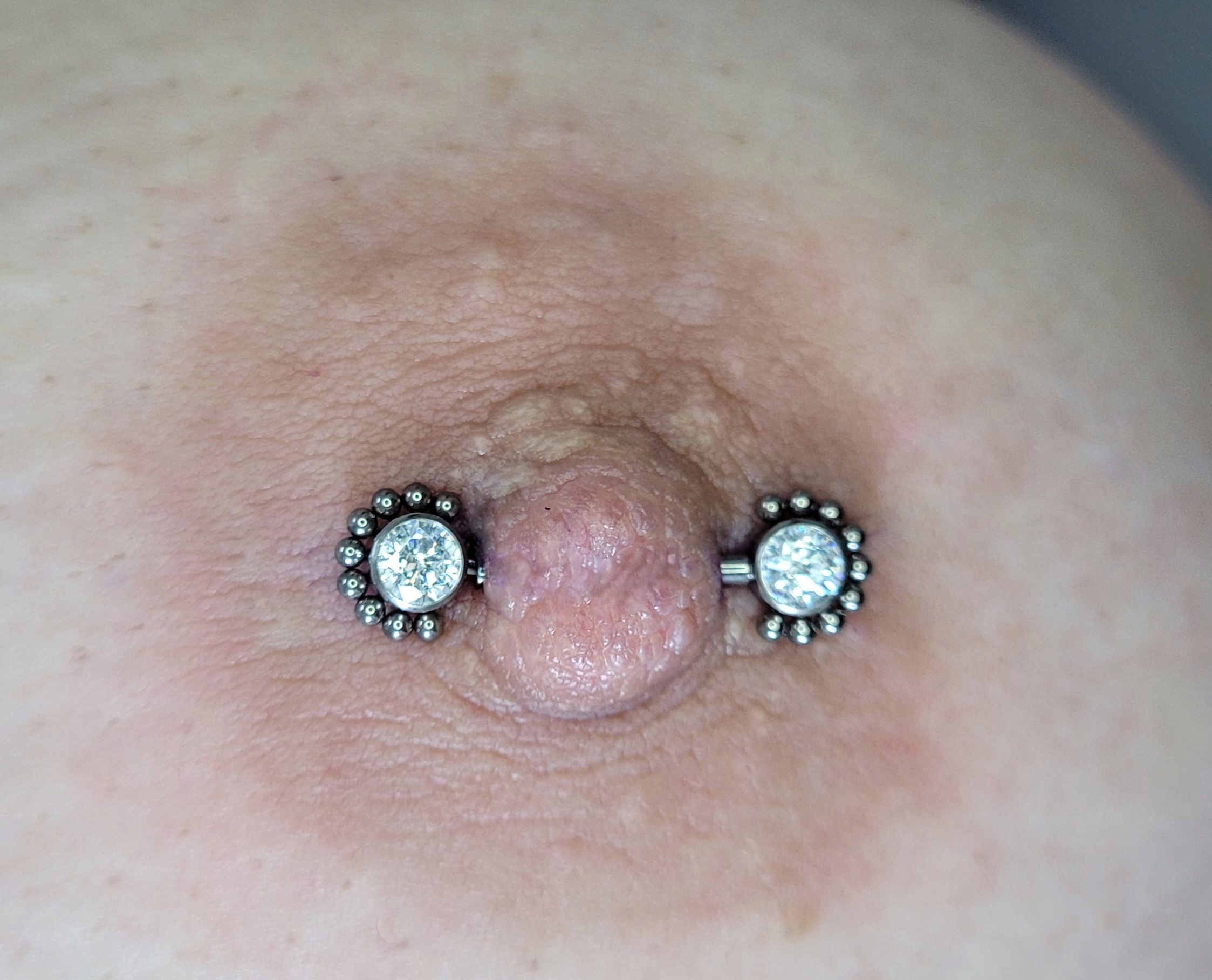 Piercing de mamilo com barbell e pontas florais