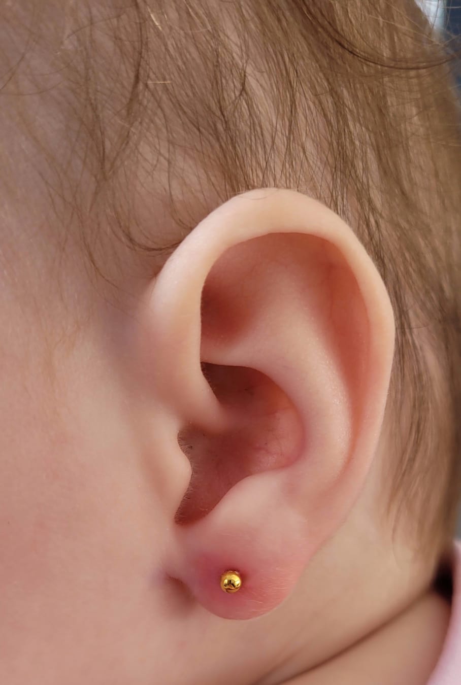Furo humanizado de bebê com stud dourado